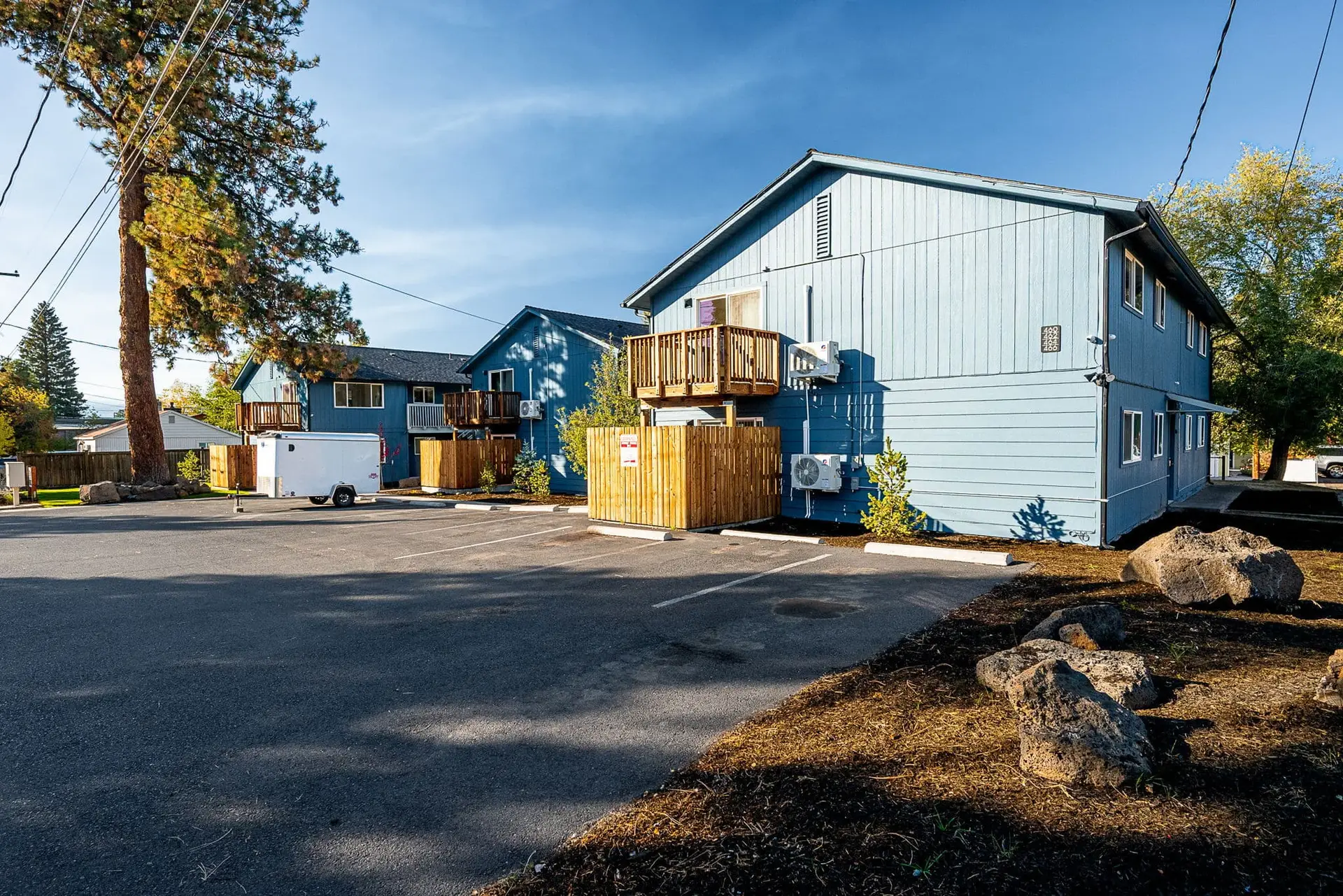22-web-or-mls-10-15-25 exteriors 440 NE Dekalb Bend -19
